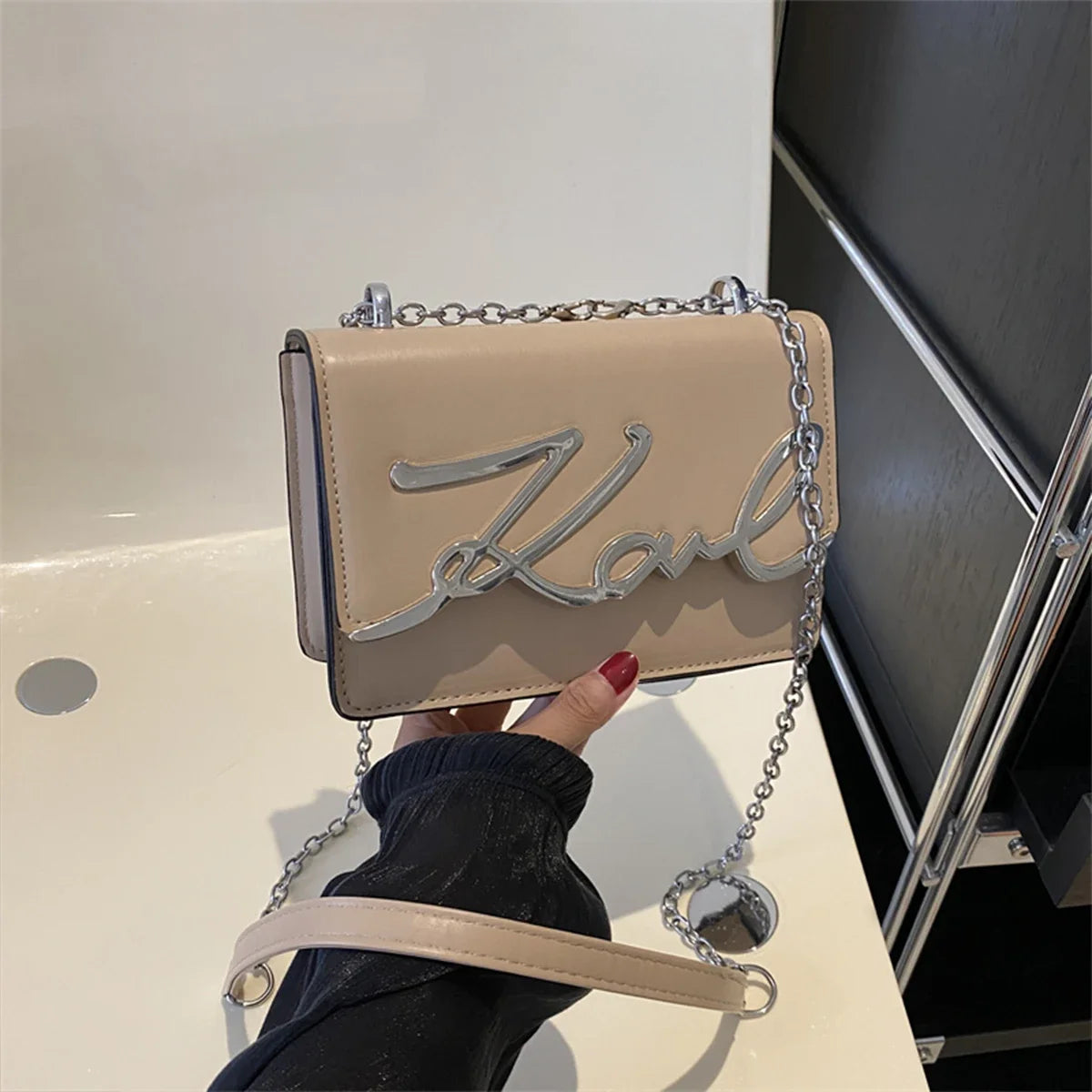 Fashionable Solid Color Crossbody Shoulder Bag Metal Emblem Logo ChainLink Strap Featuring Magnetic Button for Daily Use