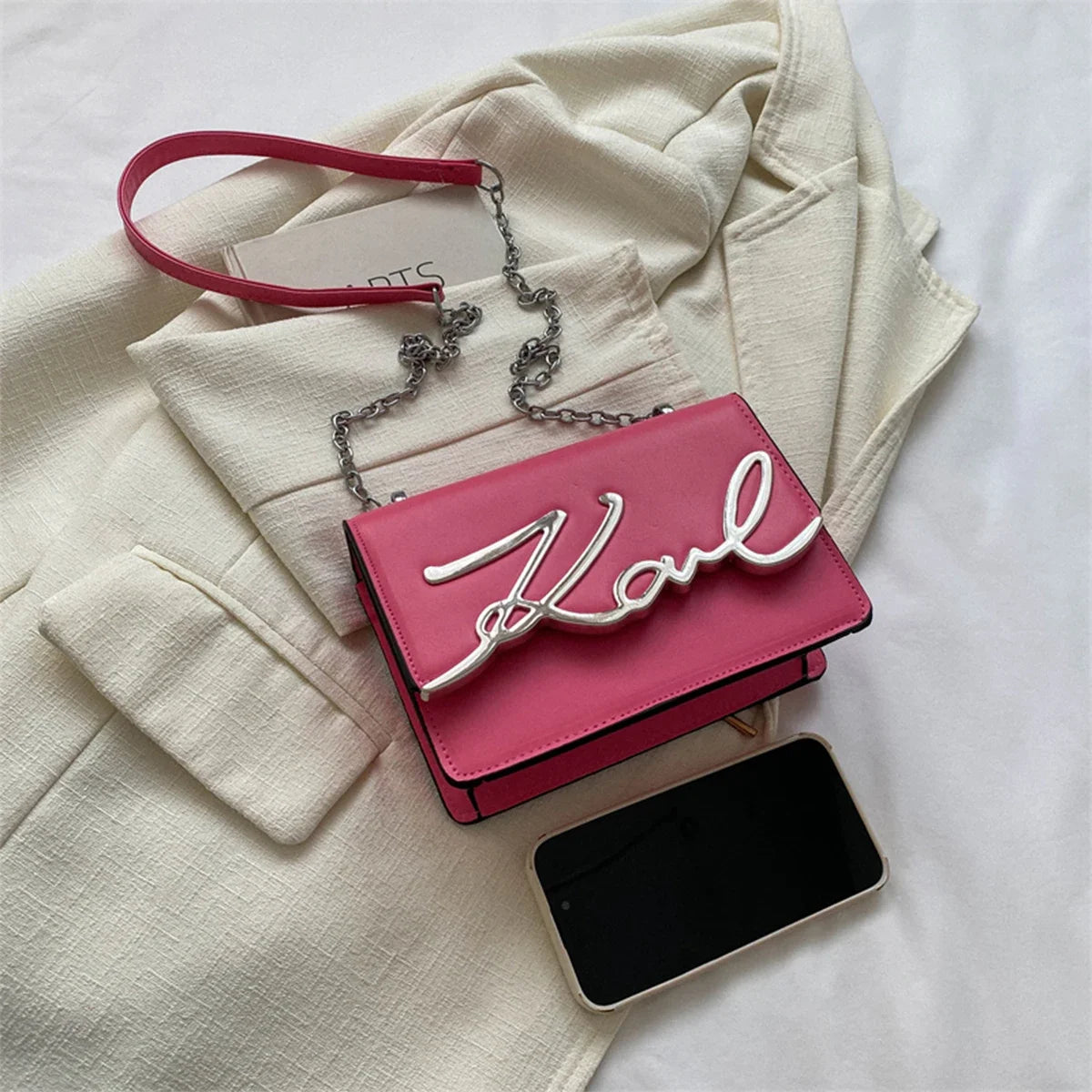 Fashionable Solid Color Crossbody Shoulder Bag Metal Emblem Logo ChainLink Strap Featuring Magnetic Button for Daily Use