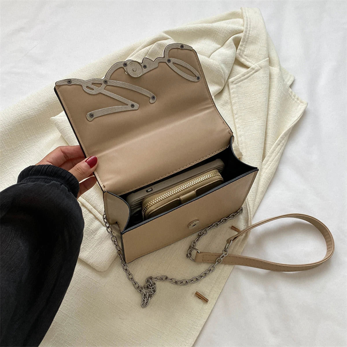 Fashionable Solid Color Crossbody Shoulder Bag Metal Emblem Logo ChainLink Strap Featuring Magnetic Button for Daily Use