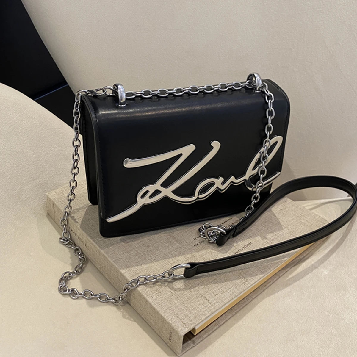Fashionable Solid Color Crossbody Shoulder Bag Metal Emblem Logo ChainLink Strap Featuring Magnetic Button for Daily Use